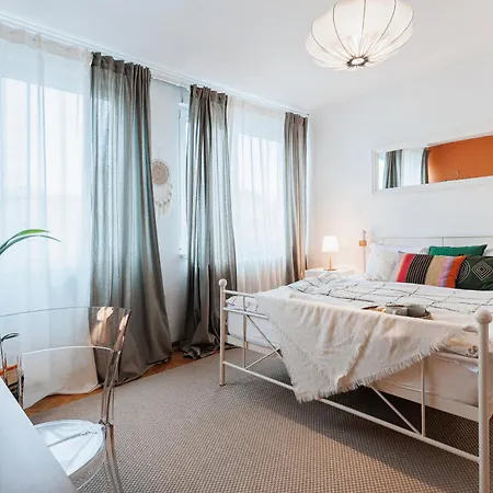 Sunny With Terrace & River View Old Town * Belgrado